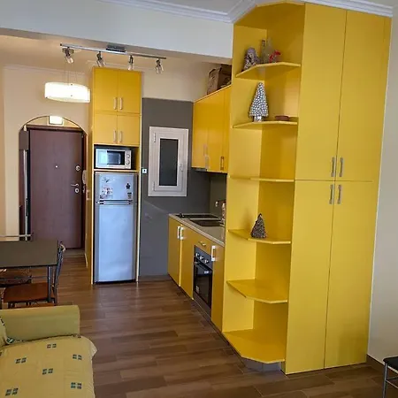 Apartment Yellow Studio On The Beach In The Center Of