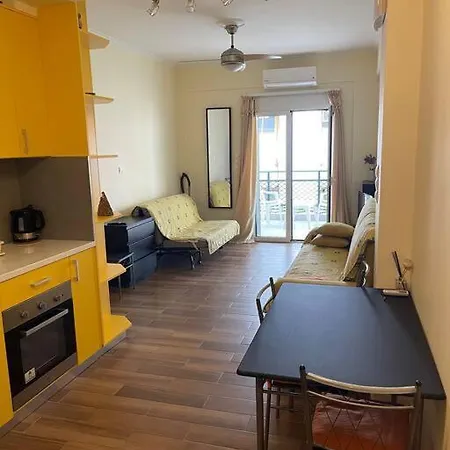 Yellow Studio On The Beach In The Center Of Loutráki