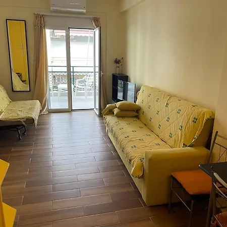 Yellow Studio On The Beach In The Center Of Apartment Loutráki