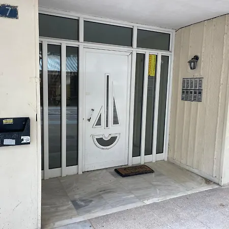 Yellow Studio On The Beach In The Center Of *